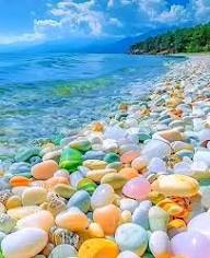 Isla Creta, Grecia 🇬🇷 Las piedras de colores en las playas de Creta se deben a la erosión de diferentes tipos de rocas y minerales que componen la isla. Con el tiempo,