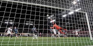 Die abseitsregel ist eine bestimmung in sportarten wie fußball, rugby union und eishockey, die bestimmte spielfeldpositionen angreifender spieler gegenüber den verteidigern der gegnerischen. Www Mopo De Uploads Sites 4 2021 06 26655a16771