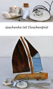 Geschenke Set Flaschenpost Segelboot Aus Treibholz Und Tiffanyglas Deko Boot Fur Maritimes Wohnen Weihnachtsgeschenk Geschenke Tiffany Glas Basteln Mit Holz