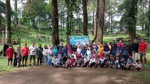 Lokasinya masih di daerah sangkanhurip ata sekitar ± 13 km ke arah utara dari kuningan atau ± 24 km dari arah. Woodland Rutinkan Yatim Day Kuningan Mass