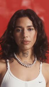 Anna Tse's Instagram, Twitter & Facebook