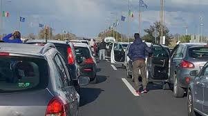 Gravissimo incidente poche ore fa sul grande raccordo anulare di roma. Incidente Mortale Sulla Roma Fiumicino Travolto Un Pedone Traffico In Tilt Il Faro Online