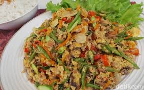 Tumis semua bumbu hingga harum, masukan tomat, daun bawang, garam, penyedap rasa, dan sedikit air 5 Resep Ikan Asin Murah Meriah Yang Bikin Ketagihan