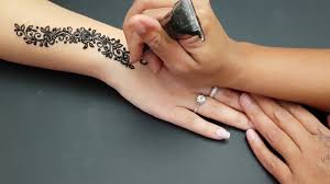Les modèles de main ne sont pas toujours donnés beaucoup de détails sur leurs affectations. Henne Simple Inspiration Arabesque Simple Henna Arabesque Designs Youtube
