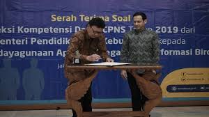 Unduh gratis contoh soal tes cpns dan penyelesaiannya. Mendikbud Nadiem Serahkan 8 500 Soal Tes Cpns 2019 Kabar24 Bisnis Com