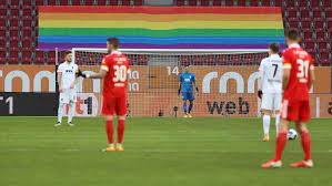 Die regenbogenflagge wird als symbol der homosexuellen bewegung genutzt. Regenbogen Gegen Das Vergessen Kicker