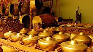 Salah satu alat musik tradisonal yang paling terkenal hingga mendunia adalah gamelan. Gamelan Jawa Pengertian Sejarah Fungsi Dan 10 Alat Musik Gamelan