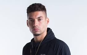 O seu filho bebê agarrado aos longos fios que descem pelo seu rosto. Era Uma Vez Part Mc Cabelinho Orochi Bob Do Contra Maquiny Azzy Dudu E Xama Filipe Ret Letras Mus Br