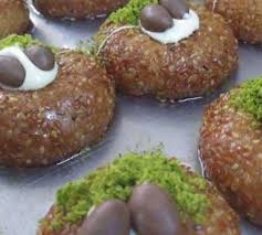 Halep tatlısı suriye'den gelen bir lezzet, uzun zamandır türkiye'de de yapılıyor ve çok seviliyor. Susamli Balpare Tatlisi Basit Tatli Tarifleri