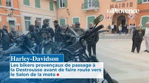 Photo Les bikers provençaux font une halte remarquée en Harley ...
