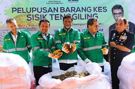 Jabatan perlindungan hidupan liar dan taman negara (perhilitan) melakukan tiga tangkapan membabitkan kesalahan berkaitan hidupan liar di tiga negeri, semalam dan kelmarin. Jabatan Perhilitan