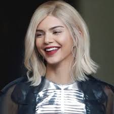 She Is Beautiful With Blonde Hair Kendalljenner Kendalljenner Kendall Jenner Kendalljennerfan Kendall Jenner Blonde Hair Kendall Jenner Makeup Hair Flip