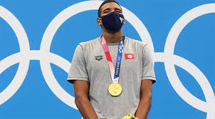 La imagen es parte de una galería pintada el sucumbisense, gregario de carapaz para el oro olímpico en tokio 2020, recordó la sanción a los ciclistas el 2017, al ser expulsados de juegos. El Tunecino Hafnaoui Oro Olimpico Por Sorpresa En 400 Metros Libre De Natacion