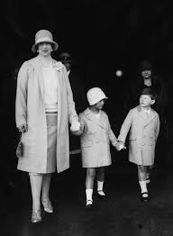 De adrian cioroianu , mihaela simina , răzvan dumitru. Imagini De ColecÅ£ie Cu Mihai I Al Romaniei De La Copilul Care Schia AlÄƒturi De Carol Al Ii Lea PanÄƒ La Regele Trimis In Exil Stirileprotv Ro