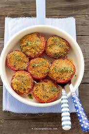 I pomodori ripieni sono un piatto estivo vegetariano e possono essere serviti sia caldi che freddi, si possono fare con molti ingredienti perchè si abbinano con riso, pesce, carne, verdure e altri componenti che. Ricetta Pomodori Gratinati Al Forno