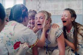 Even more than hereditary, midsommar lives on the edge where horror meets absurdity, prompting the kind of laughter that comes from not knowing how else to respond. Kritik Midsommar Diese Schweden Spinnen