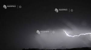 Versuri cit traim pe acest pamint mai avem un lucru sfint, o cimpie ,un sat natal o clopotnita pe deal. Xj Pkgaut4qam