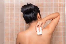 Kenali ragam cara menghilangkan jerawat secara alami selain wajah, jerawat dapat tumbuh atau timbul di bagian tubuh lain, seperti bahu, lengan atas, dada, hingga punggung. Interview Dokter Penyebab Jerawat Di Badan Cara Tepat Menghilangkan Bekasnya Bukareview