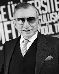 Liderler tehlikeli değildir. Asıl tehlike her şeye inanıp, sorgulamayan ve  menfaatleri uğruna her haksızlığa sessiz kalan kitlelerdir.” Ali Şerîatî