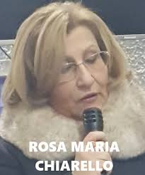 Rosa Maria Chiarello** *nasce a Lercara Friddi (Pa) e vive a Palermo dove  si laurea in Lettere Moderne, presso l'Università di Palermo. Ha pubblicato  quattro Sillogi: Cristalli di luce, Scorci di vita,