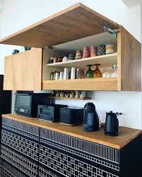 黒で統一されたキッチン家電がとってもカッコイイこちらのお写真 食器棚の中に収納されているたくさんの陶器やグラスが美しくて目を奪われてしまいますね シンプルホーム simplehome 北欧インテリア europehomedecor キ 賃貸 インテリア インテリア