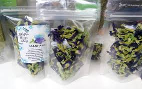 Masukkan segenggam bunga telang di dalam gelas. Teh Biru Bunga Telang Bebeja Com