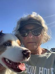 Hello everyone. 👋 Newbie here. I'm Sandra, 34 years old and live in  Germany. I read all of my books in English. In the picture you can see my  way of relaxing