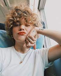 Shameless Travel Selfie On My Way To Hannover Gonna Spend Shameless Travel Selfie On My Way To H Coole Frisuren Lockige Kurze Frisuren Kurze Lockige Frisuren