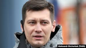 Его папа, геннадий владимирович, в те годы работал в коломенском горкоме комсомола, затем служил в кгб, был владельцем охранных агентств, депутатом. Cwnucubb5uhh6m