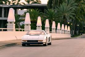 Modaioli e griffati, i due poliziotti di miami vice prestano servizio viaggiando a bordo di una ferrari testarossa color bianco, scelta di quel colore per risaltare nelle scene notturne. Original Miami Vice Ferrari Testarossa On Display At Curated