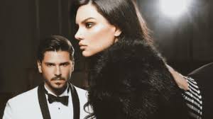 Almeda abazi lise eğitimini kolejde tamamlamış ardından i̇stanbul aydın üniversitesinde oyunculuk eğitimi almıştır. Almeda Abazi Dhe Tolgahan Sayisman Festojne Gjashte Vjetorin E Lidhjes Gazeta Mk