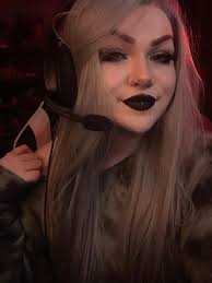 If yall wanna watch me play 🎮🤏🏼 My twitch is