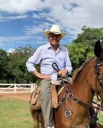 Não é segredo pra ninguém o quanto gosto de montaria, né? E, hoje, depois  do susto de outubro, resolvi matar a saudade dando uma volta de mula. Nada  como curtir o passeio e respirar esse ar puro! Bom ...