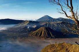 Banyak para pendaki yang rela mendaki gunung yang tinggi sekalipun untuk menyaksikan keindahan dunia dari atas selain puncak gunung bromo, di indonesia sendiri memiliki beberapa puncak gunungyang tidak kalah menakjubkan untuk di abadikan dari atas. Gunung Bromo Lukisan Alam Terindah Di Jatim Halaman All Kompas Com