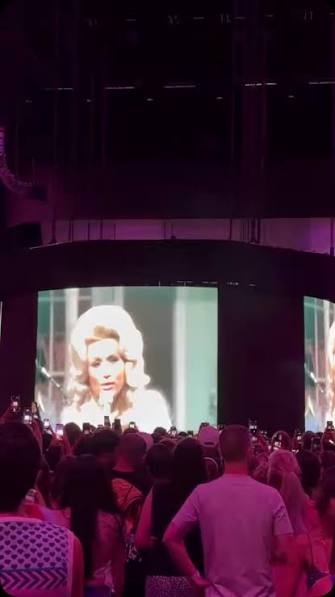 Ariana paid tribute to Dolly Parton at her show in London tonight 🤍