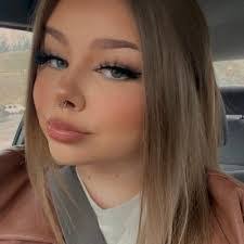 Holly Sink's Instagram, Twitter & Facebook