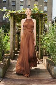 Un capo elegante, perfetto per la sera, ma che si fa notare in tutto il suo splendore soprattutto di giorno, per strada, perché esprime quel pizzico di sicurezza di sé e di femminilità proprio a ogni donna. Moda Primavera Estate 2021 Vestiti Lunghi Leggeri Vogue Italia