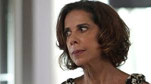 Foto: Na novela 'Pega Pega', Athaíde (Reginaldo Faria) tentará tranquilizar  Lígia (Ângela Vieira) sobre a morte de de Mirella. 'Calma Lígia! Aníbal (Edmilson  Barros) depôs e não abriu o bico'