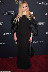 Lavigne, 35, and jonas stepped out together on saturday for famed music executive clive davis. Avril Lavigne And Indie Rock Artist Pete Jonas Pack On The Pdas During Date Night At Pre Grammy Gala Daily Mail Online