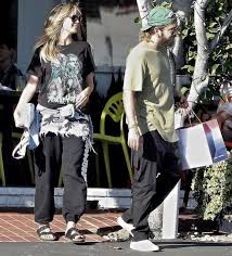 Heidi klum was seen around town wearing a pair of the said sandals. Birkenstock Arizona Soft Footbed Sandal Worn By Heidi Klum Beverly Hills October 13 2019 Spotern