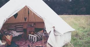 Sfeerimpressie Zachte Verbleekte Tinten Mooie Natuurlijke Materialen En Een Overdaad Aan Warm Textiel Zorgen Voor De Geborgen Eclecti Tent Boho Tent Outdoor