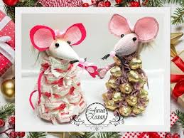 поделки на новый год в детский сад год крысы Diy Krysa Iz Konfet Simvol 2020 Goda Svoimi Rukami Mysh Iz Konfet Mouse Podarok N S Izobrazheniyami Idei Podarkov Rozhdestvenskie Ukrasheniya Svoimi Rukami Rozhdestvenskie Idei
