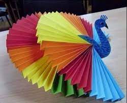 La naturaleza nos brinda todo para la vida, ¡hasta ideas para las manualidades! Hermoso Hecho De Hojas De Colores Y Una Gran Imaginacion Manualidades Manualidades De Pavos Reales Manualidades Para Ninos