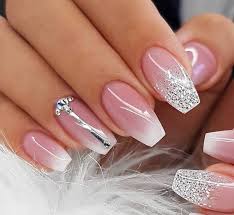 En el mundo de la moda existen pequeños trucos que sin importar el tiempo y lo que pase, siempre serán tendencias con el pasar de los años y al que siempre podemos acudir sin que terminemos a lo simple. Pin By Conchi Fernandez On Nails Pink Nail Art Designs Prom Nails Mermaid Nails