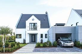 Auf Der Vorderseite Nimmt Der Verbindungsbau Die Garagen Auf Der Schlafzimmerbalkon Dient Als Ein 2 Jpg 681 453 Haus Haus Architektur Haus Bauen