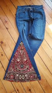 I'm a man and i love the 70's, funky music, bell bottoms, like cynthia i'm doing this on my regular jeans too, because it's impossible for a man to find a bell bottom jean (or. Pin De Everything Online Em Clothes Customizacao De Calca Jeans Roupas Boemias Customizar Roupas