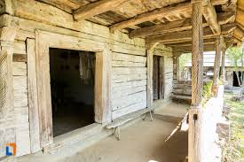 Localnicii şi turiştii se plâng de starea deplorabilă a drumului. Casa MemorialÄƒ Constantin BrancuÈ™i Obiective Turistice Gorj DeÈ™tepÈ›i Ro