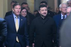 Ucrania dice que atacó una gran refinería rusa horas después de reunión entre Zelenskyy y Trump