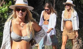 Did elyse knowles look to byron bay pal and neighbour chris hemsworth for help when naming her baby? Model Elyse Knowles Shows Off Her Growing Baby Bump In A Bikini During A Beach Outing In Byron Bay Daily Mail Online