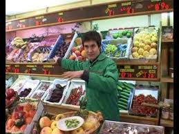 Les ventes au déballage de fruits et légumes se multiplient sur le bord des routes. Le Bon Vendeur En Fruits Et Legumes Par Le Cifca Youtube